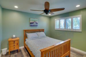 ハンティントンビーチにあるHuntington Beach Vacation Rental with Private Pool!のベッドと天井扇風機のある寝室 +30枚の写真