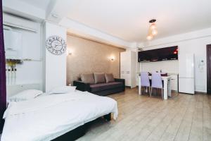 ママイアにあるSophia 2&3 Apartments Mamaiaのベッドルーム1室(ベッド1台、ソファ、テーブル付)