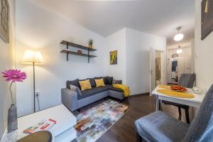 ブダペストにあるMargit Apartmentのリビングルーム(ソファ、テーブル付)
