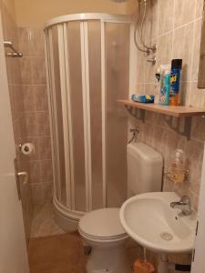 La salle de bains est pourvue d'une douche, de toilettes et d'un lavabo. dans l'établissement Apartman-Kuzminski-Kraje14, à Vodice