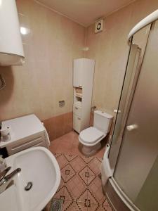 een kleine badkamer met een toilet en een wastafel bij Apartman Dujma in Split