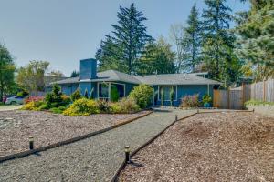une maison avec une allée de gravier devant elle dans l'établissement Bellevue Abode Balcony, 13 Mi to Downtown Seattle, à Bellevue