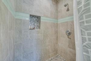 une salle de bain avec une douche avec une porte vitrée dans l'établissement Bellevue Abode Balcony, 13 Mi to Downtown Seattle, à Bellevue 21 autres photos