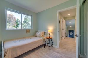 Un dormitorio con una cama grande y una ventana en Bellevue Abode Balcony, 13 Mi to Downtown Seattle, en Bellevue