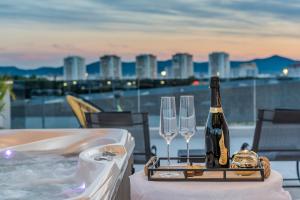 Nápoje v ubytovaní Luxury Majpruz Suites I