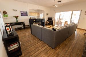 a living room with a couch and a table at Les Villas 33 in Baie du Tombeau