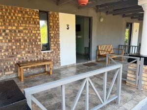 una mesa y dos sillas sentadas en un porche en Falaza Lodge Jozini, 
