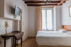 A bed or beds in a room at Le Relais Des Templiers