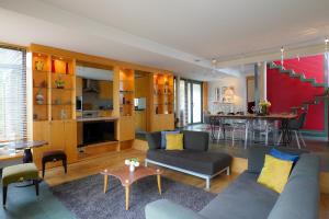 奧賽的住宿－Maison contemporaine au coeur de Paris-Saclay，客厅配有沙发和桌子