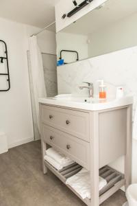 A bathroom at Le Relais Des Templiers