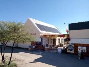 um edifício com painéis solares na lateral em Cango's Rest em Oudtshoorn