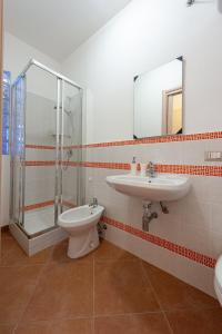 Gratteri Holiday Appartamento Rapi Pitittu في Gratteri: حمام مع حوض ومرحاض ودش