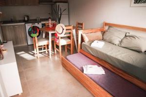 サルタにあるDepartamento Zona Portezuelo - Moderno, turísticoのベッドルーム1室(ベッド1台、テーブル付)、キッチン