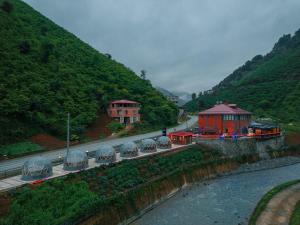 pociąg jadący drogą wzdłuż rzeki w obiekcie Lidzo Villa Butik Otel w mieście Trabzon
