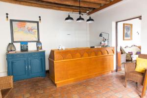 A seating area at Le Relais Des Templiers
