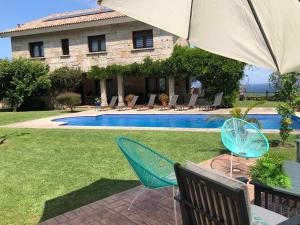 Basen w obiekcie Casa da Lomba Piscina y vistas al mar en Baiona lub w pobliżu