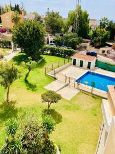 eine Luftansicht auf einen Garten mit einem Pool in der Unterkunft Apartamento La Quinta in La Cala del Moral