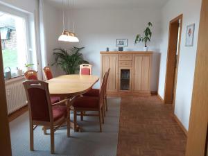 uma sala de jantar com mesa e cadeiras em Hubis Ferienwohnung em Olpe
