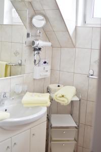A bathroom at Haus Thon Még 37 kép