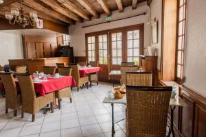 A seating area at Le Relais Des Templiers