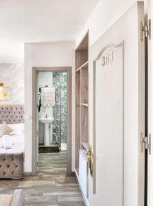 łazienka z łóżkiem i umywalką w pokoju w obiekcie Hotel Boutique Andalucia w mieście Fuengirola