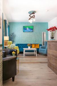 salon z niebieską kanapą i krzesłami w obiekcie Hotel Boutique Andalucia w mieście Fuengirola