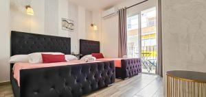 sypialnia z dwoma łóżkami z czerwonymi poduszkami w obiekcie Hotel Boutique Andalucia w mieście Fuengirola +37 zdjęć