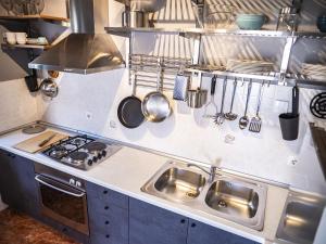 フヴァルにあるApartmani Vale 2のキッチン(コンロ、シンク、調理器具付) +6枚の写真