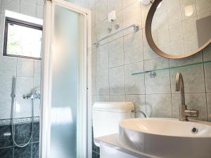 フヴァルにあるApartmani Vale 2のトイレ、洗面台、鏡を備えたバスルーム