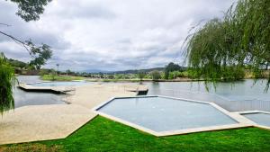 ein Schwimmbad in der Mitte eines Sees in der Unterkunft Súper apartamento Santiago in Santiago de Compostela