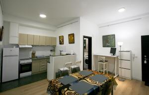 - une petite cuisine avec une table dans une chambre dans l'établissement Klimt Business Grade All New Comfortable Apartment, à Belgrade