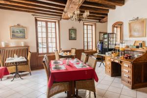 Le Relais Des Templiers italokat is kínál