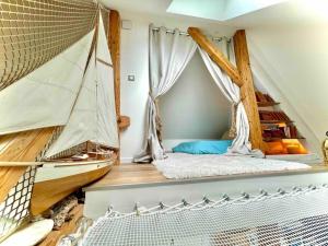 מיטה או מיטות בחדר ב-Logement atypique proche lac