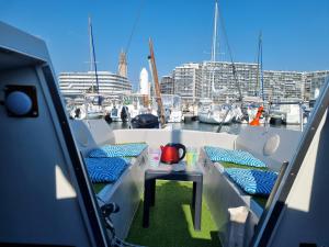 una mesa en un barco con barcos en el agua en VOILIER AU SOLEIL LEVANT en Le Havre