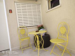 two chairs and a table and two tables and chairs at צימרים סוף העולם 1 in Ein Kinya