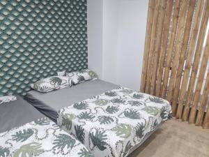 1 dormitorio con 1 cama con manta verde y blanca en CENTRUM, en Alicante
