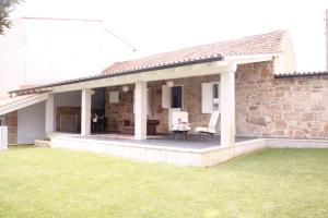 a patio with a roof on top of a house at CASA DA LABORA in Villanueva de Arosa