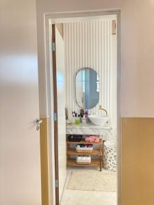 uma casa de banho com um lavatório e um espelho em Casa lazer completo 200m da praia na Praia Grande