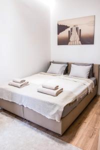 uma cama com duas toalhas num quarto em Asboth Downtown Apartment em Budapeste