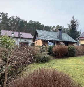 a house with a green roof and a yard at Dat Seehuus in Rheinsberg