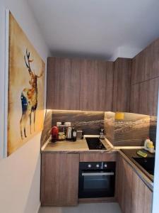 een keuken met een hertenverf aan de muur bij Large studio with view in Borovets Gardens in Borovets