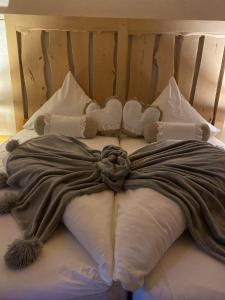 een bed met een deken en kussens erop bij Ferienwohnung Schmidtalien in Dommitzsch