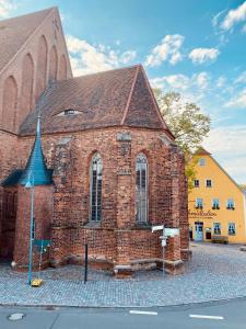 Ferienwohnung Schmidtalien في Dommitzsch: كنيسة من الطوب الأحمر مع مبنى كبير من الطوب