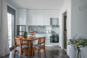 Η κουζίνα ή μικρή κουζίνα στο Opsis Luxury Suite