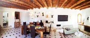 a living room with a table and a couch at private Villa mit eigenem Pool unter Palmen in Cala Llenya