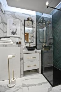 een badkamer met een wastafel en een douche bij PORT19 in Wrocław