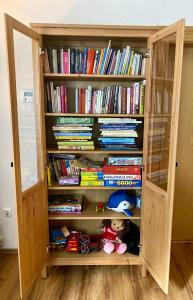 een boekenplank gevuld met boeken en speelgoed bij Ferienwohnung Schmidtalien in Dommitzsch