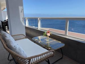 een tafel en stoelen op een cruiseschip bij Blue relax Tabaiba in Tabaiba
