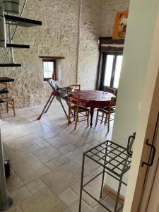 comedor con mesa y sillas en La Tour du Sorbey - Gîte Nature Familial - Piscine - 3 à 6 Pax, en Monségur