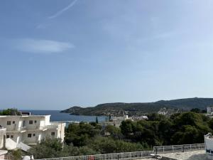 uma vista para a água a partir de um edifício em Villa Alexandra em Agia Marina Aegina